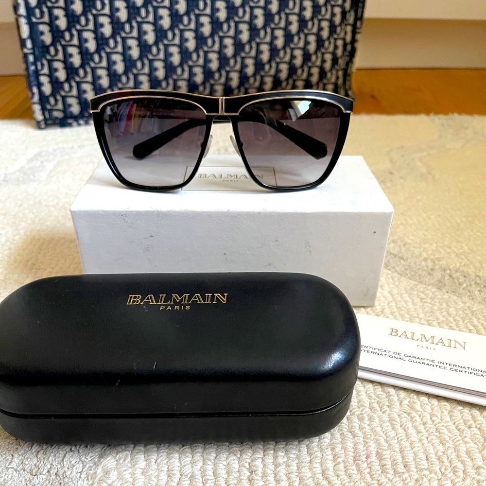 Balmain black and gold sunnies!